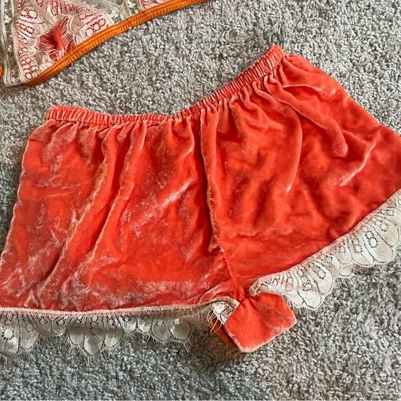 Sleeping with Jaques Julia Matching silk velvet lace lingerie set in peach - Picture 3 of 7